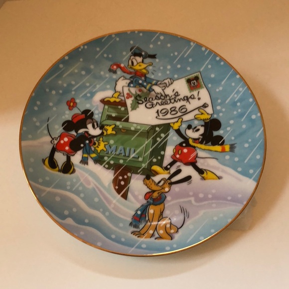 ⭐️Host Pick⭐️ - Vintage 1986 Disney Christmas plate - Picture 2 of 15